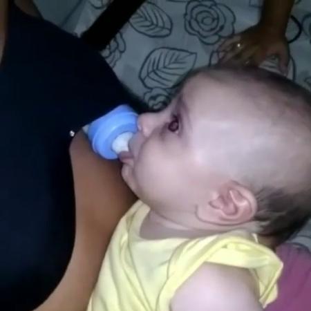 pai veste sutia e coloca foto da mulher no rosto para filho aceitar mamadeira na bahia