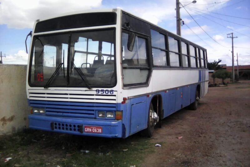 ônibus escolar 2 anos atrasado e motorista sem carteira em Santa Filomena PE