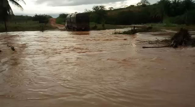 caminhão roubado no distrito livramento