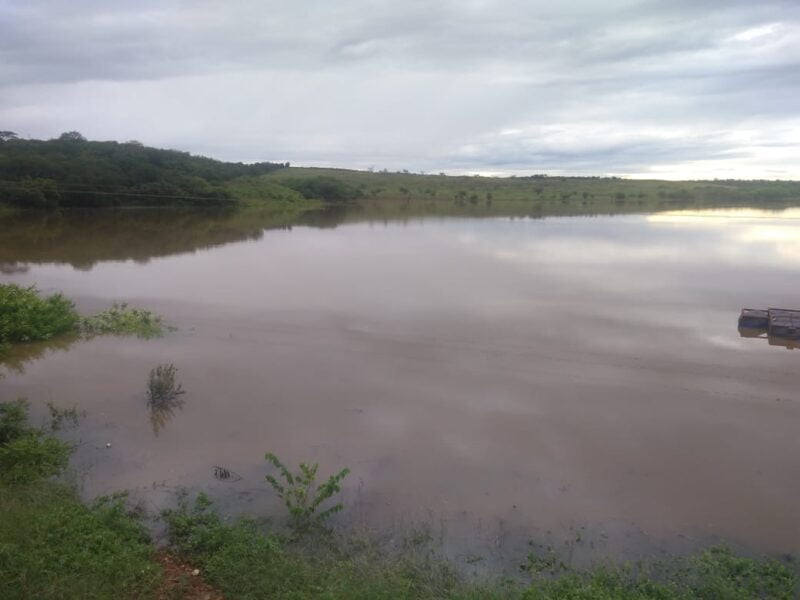 bARRAGEM pAULO cOELHO SOB SUSPEITA DE QUEBRAR