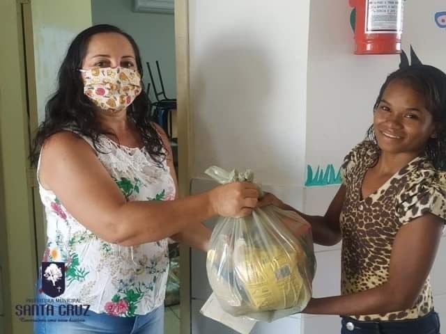Prefeitura de Santa Cruz entrega de kits de alimentação aos alunos da rede pública