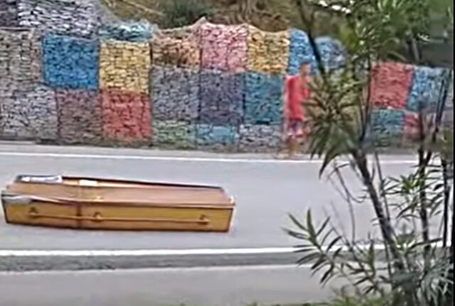 Em Cabo de Santo Agostinho, caixão cai de carro funerário na pista; vídeo