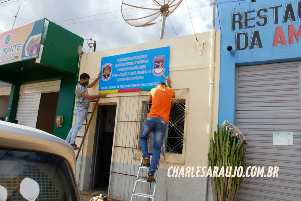 Comerciante doa placa de identificação ao Pelotão da Polícia Militar de Santa Filomena