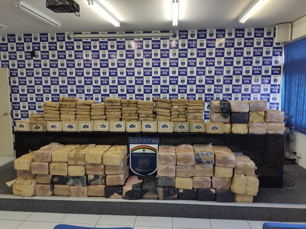 Pol cia apreende 651 quilos de skunk droga conhecida como supermaconha e prende quatro pessoas