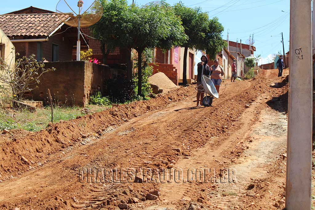 Prefeitura de Santa Filomena finalmente inicia primeiros metros de calçamento da atual gestão