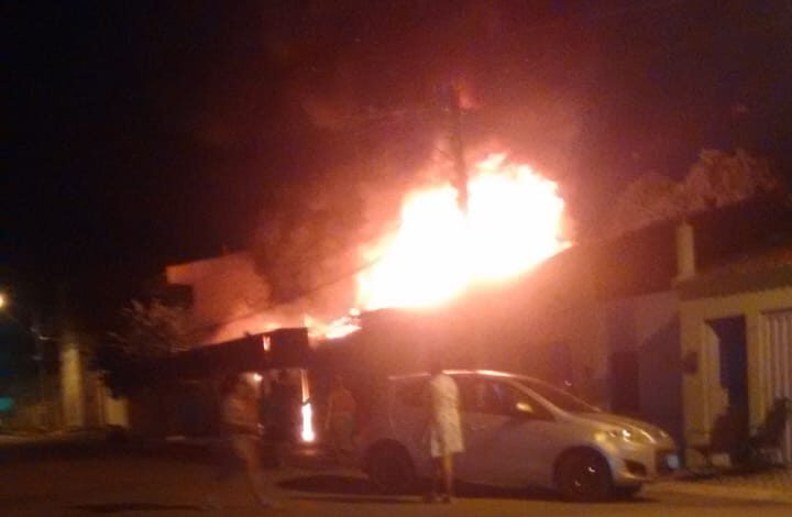 Incêndio destrói oficina de motos no Centro de Ouricuri durante madrugada desta 5ª (09)