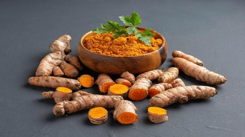 Aprenda a fazer esses 5 anti-inflamatórios caseiros com açafrão