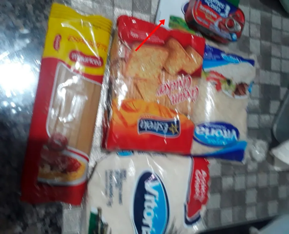 Mãe de aluno envia foto do que a Prefeitura de Santa Filomena chama de "kit de alimentação escolar"
