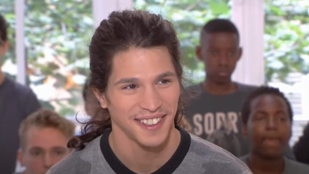 “Ele puxava meus cabelos com tanta força que a pele do crânio se descolou”: rapper francês Moha La Squale é acusado de agressão sexual