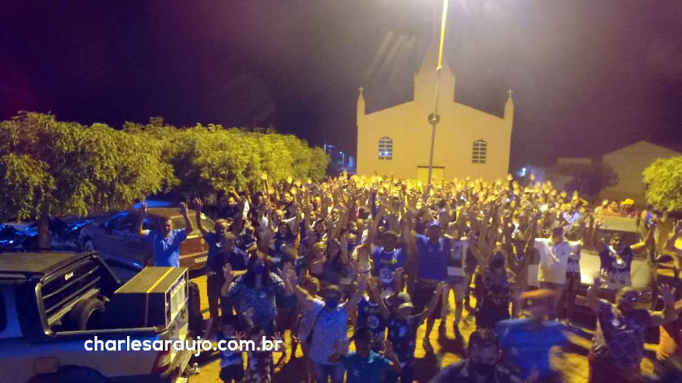 Adesivaço de Ariene no Livramento reuniu grande quantidade de pessoas, carros e motos
