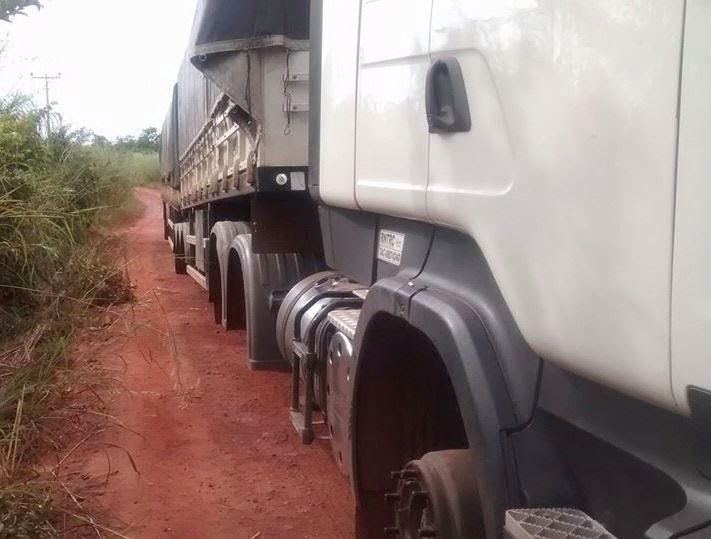Policiais militares recuperam carreta roubada e sem os pneus na zona rural de Parnamirim