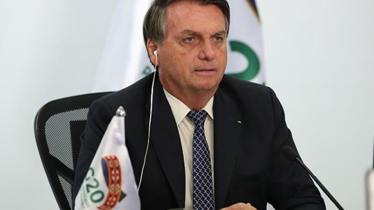 No segmento de contrariedade a criação do programa, críticos dizem que o uso do dinheiro do Fundeb será um meio de “driblar” o teto de gastos, regra estabelecida para limitar os gastos do dinheiro público. A retomada nas conversas sobre medidas de corte de gastos acontece em meio à divisão entre governo e parlamentares sobre a necessidade da extensão do auxílio emergencial até 2021, uma vez que, além de não haver uma definição sobre o novo programa social, a pandemia voltou a aumentar no país. No entanto, segundo informações do ministro da Economia, Paulo Guedes, a prorrogação não deve acontecer. Segundo ele, ainda não há evidências de uma segunda onda do novo coronavírus no Brasil.