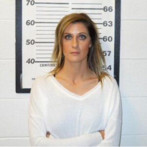 Professora de 35 anos é condenada por fazer sexo com jovem de 17 nos EUA