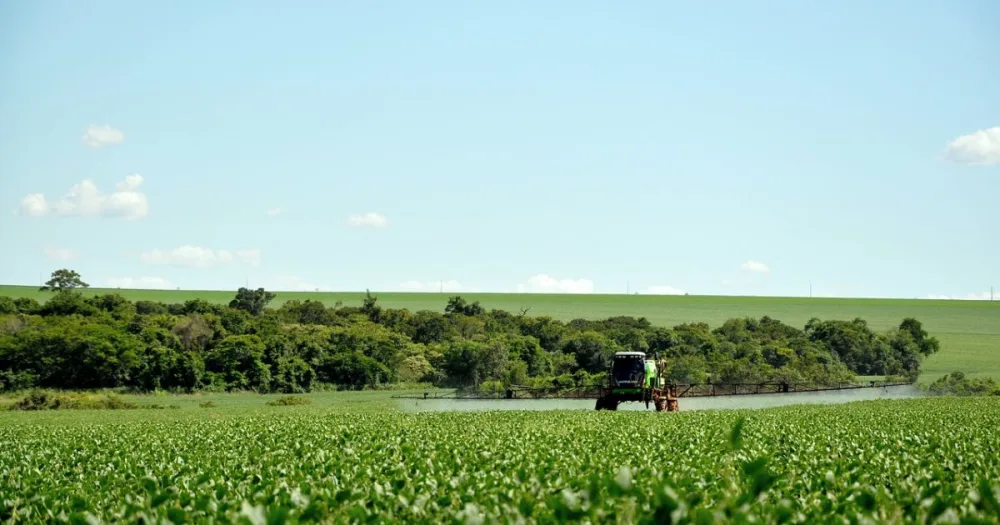 Deputado aciona Justiça e Congresso para derrubar liberação de mais 42 agrotóxicos