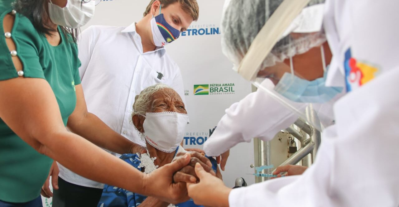 Idosa de 104 anos recebe vacina e marca início da imunização contra covid-19 em abrigos de Petrolina