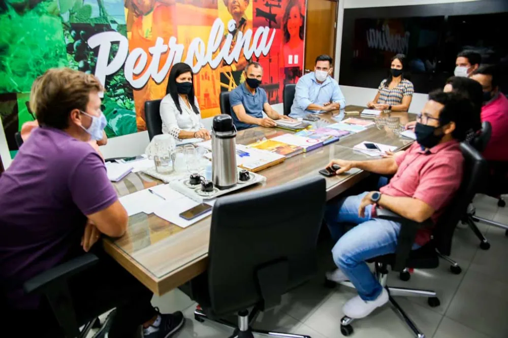 Primeiro lote de vacinas da covid-19 chega a Petrolina nesta terça