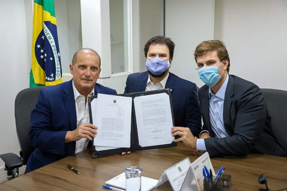 Miguel e Fernando Filho são recebidos por ministro Onyx Lorenzoni para formalizar construção de complexos esportivos