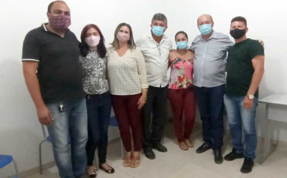 Prefeito Gildevan reúne com secretários e viaja à Brasília