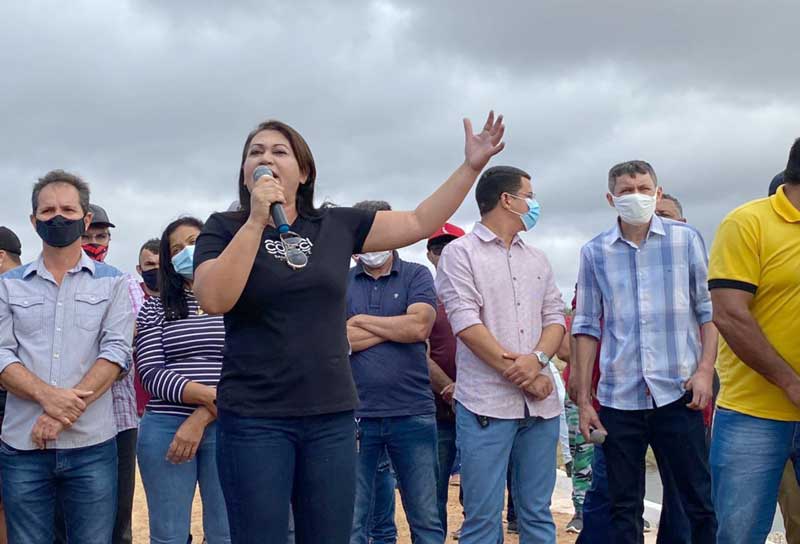 Eliane Soares entrega barragem de mais de R$ 450 mil reais em Santa Cruz