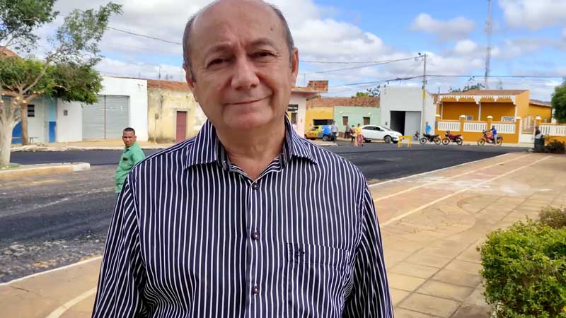 Na conclusão do asfalto do centro de Santa Filomena, prefeito anuncia "tem mais obra chegando"; vídeo