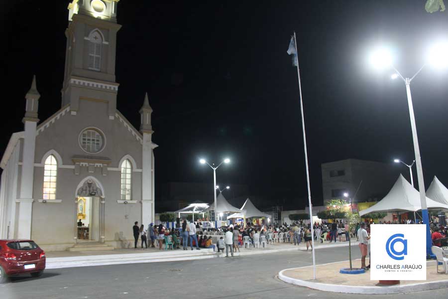 Católicos filomenses celebram Hasteamento da Bandeira e Missa na Festa da Padroeira da cidade