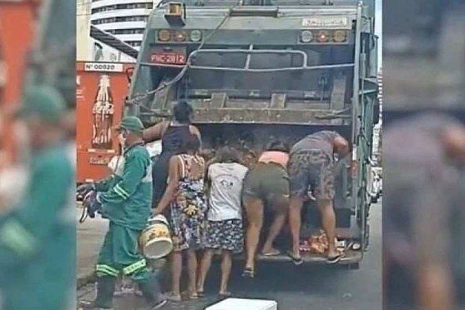 Você viu? Moradores de Fortaleza retiram alimentos do carro do lixo para comer! Como estão os sem renda sua cidade?