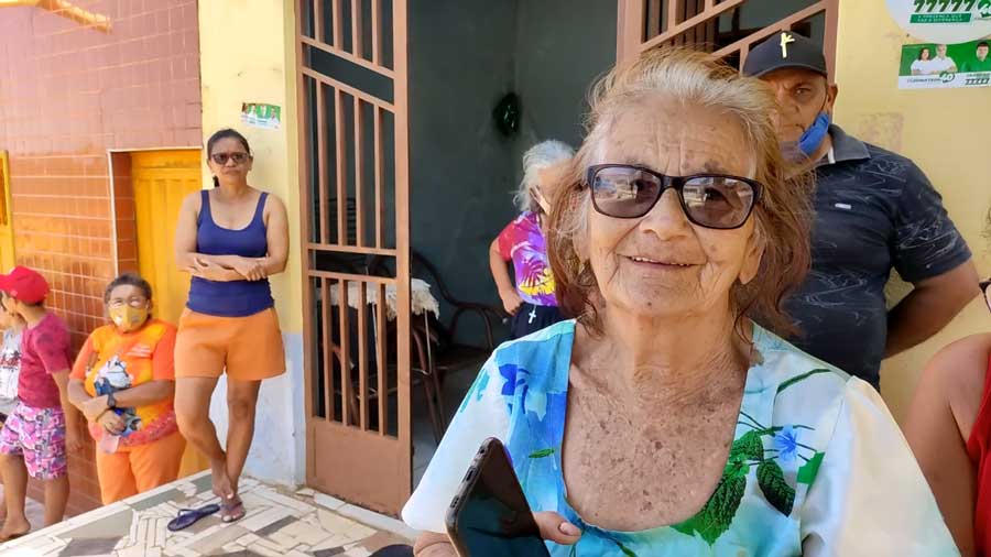 Moradora fala de sua alegria com a pavimentação asfáltica da Rua São Luiz