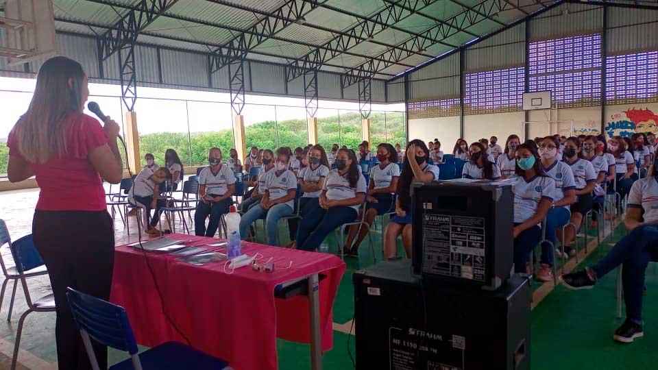 Coordenadora da Mulher realiza palestra pelo fim da violência contra as mulheres em Escola de Santa Filomena