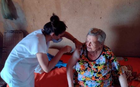 Covid-19: Santa Filomena aplica 3ª dose de reforço em idosos acamados