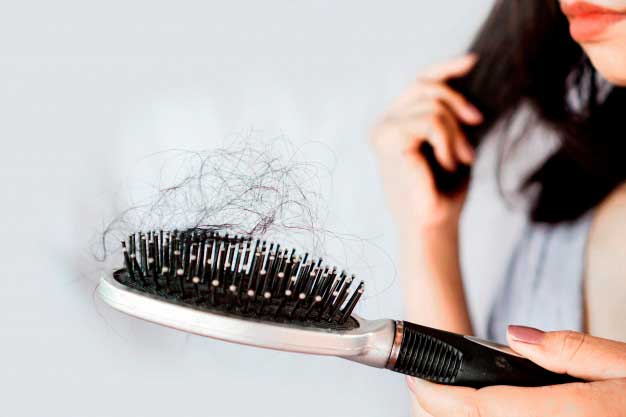 Queda de cabelo pós covid é comum; entenda o porquê