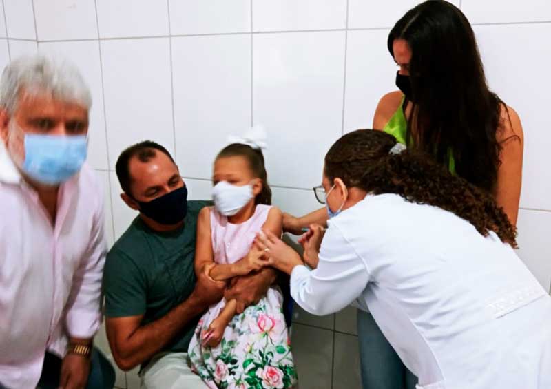 Menina de 7 anos é a primeira criança vacinada contra a Covid-19 em Santa Filomena 2 crianca vacinada