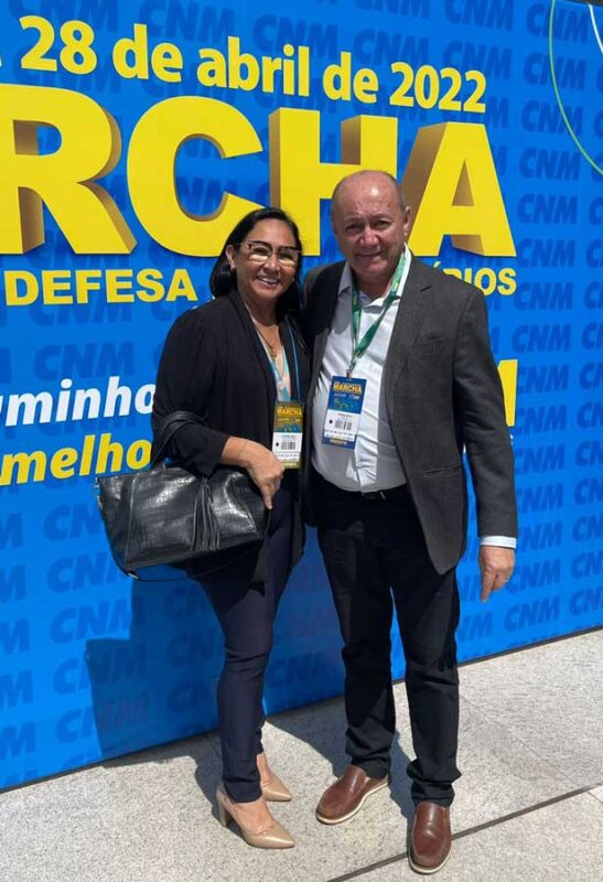 Santa Filomena, PE: Prefeito Gildevan participa de XXIII Marcha dos Prefeitos em Brasília 4 Gildevan com Ivoneide 1
