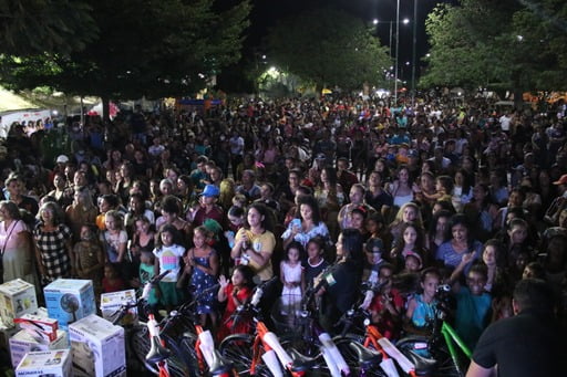 Praça lotada, atrações musicais e show de prêmios marcam o Dia das Mães em Ouricuri