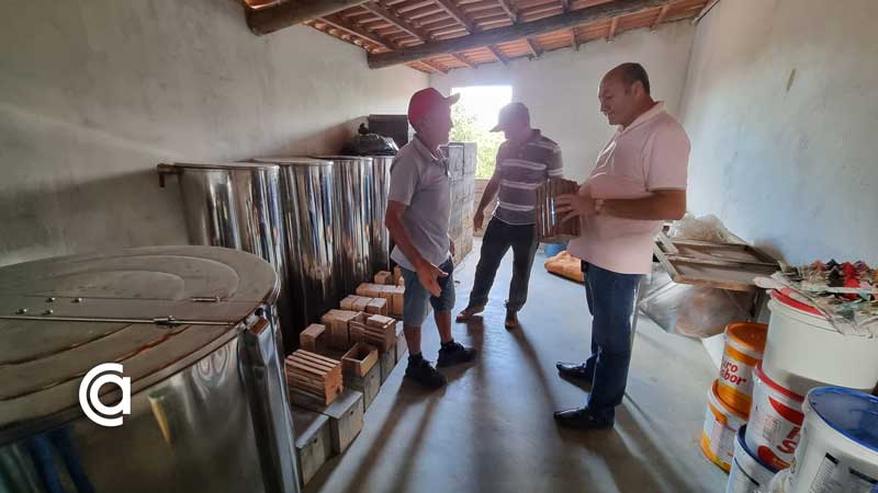 Prefeito Gildevan visita comunidade de São Romão e avalia potencial de produção dos apicultores para construir uma Casa de Mel 2 20220726 160007