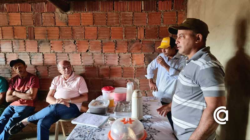 Prefeito Gildevan visita comunidade de São Romão e avalia potencial de produção dos apicultores para construir uma Casa de Mel 