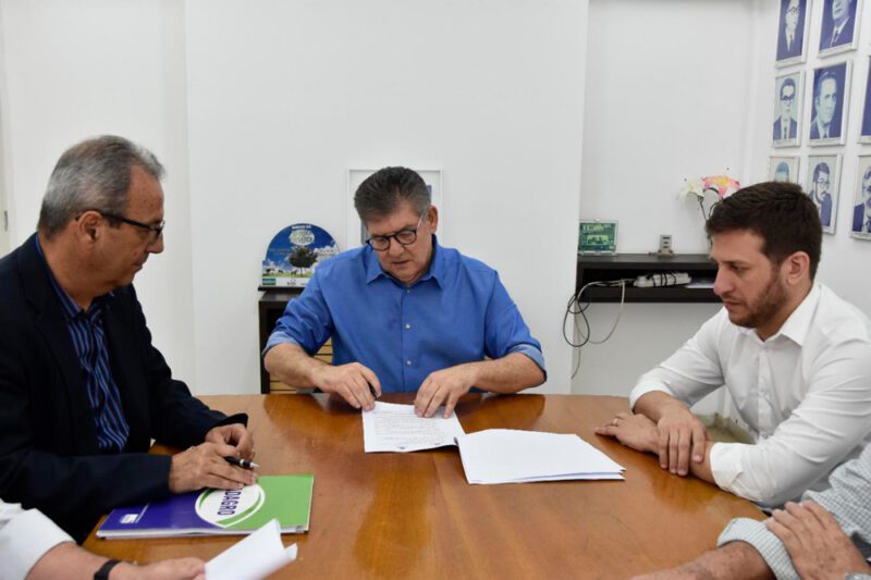 <strong>Pernambuco e Bahia assinam acordo para fortalecer fruticultura no Vale do São Francisco</strong> 3 Acordo de cooperacao entre PE e Bahia 3