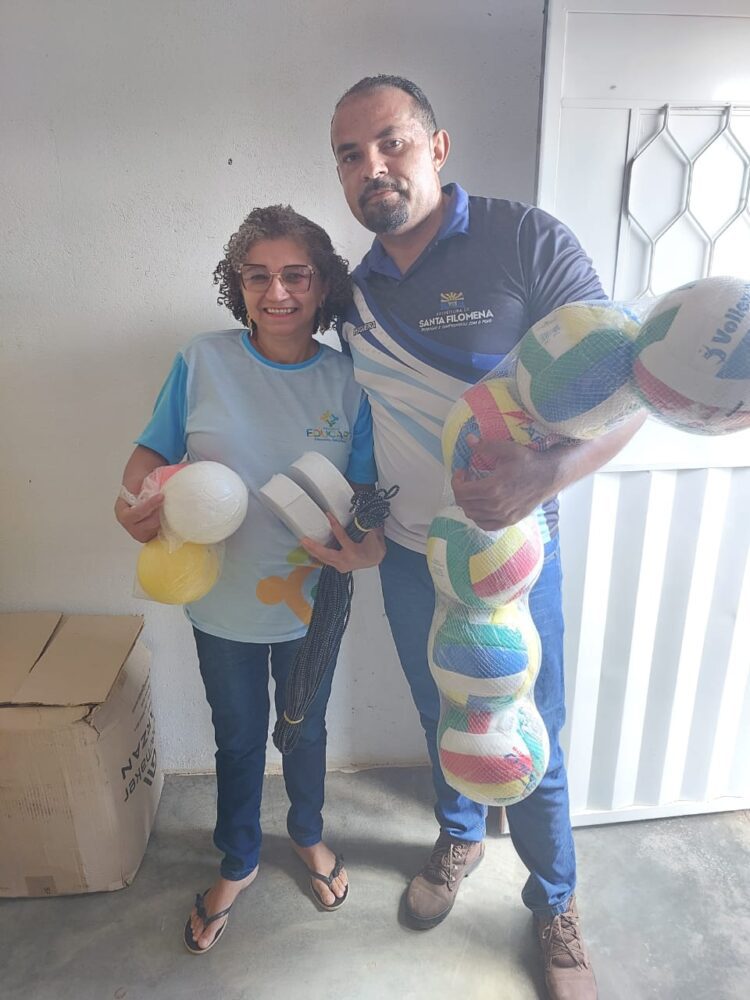 Diretoria Municipal de Esportes faz doação de material esportivo para o projeto 'Educart' no distrito de Socorro 4 Doacao de material esportivo Educart 2 scaled