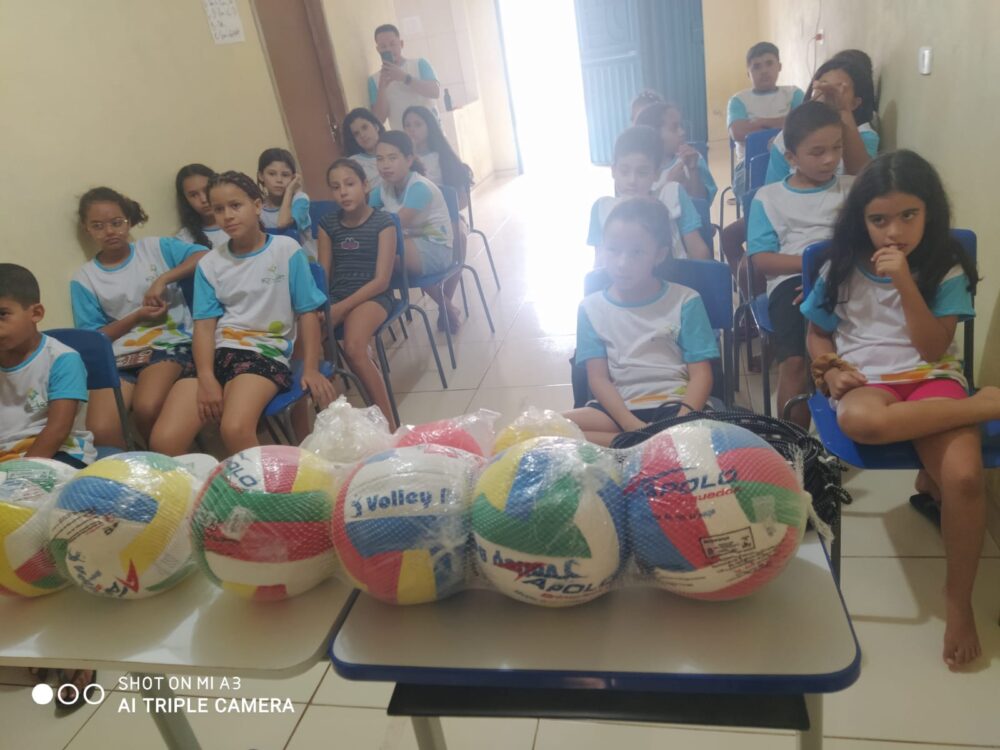 Diretoria Municipal de Esportes faz doação de material esportivo para o projeto 'Educart' no distrito de Socorro 2 Doacao de material esportivo Educart 4 scaled