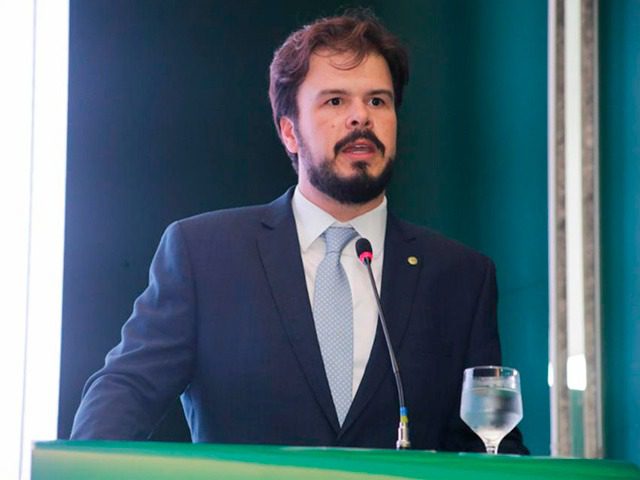 Prefeito Gildevan conquista escavadeira de esteira para Santa Filomena, através do deputado Fernando Filho 2 141431