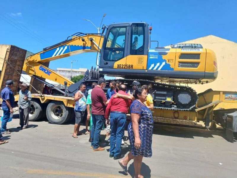 Santa Filomena (PE) recebe Escavadeira de Esteira ddo deputado Fernando Filho 2 abc
