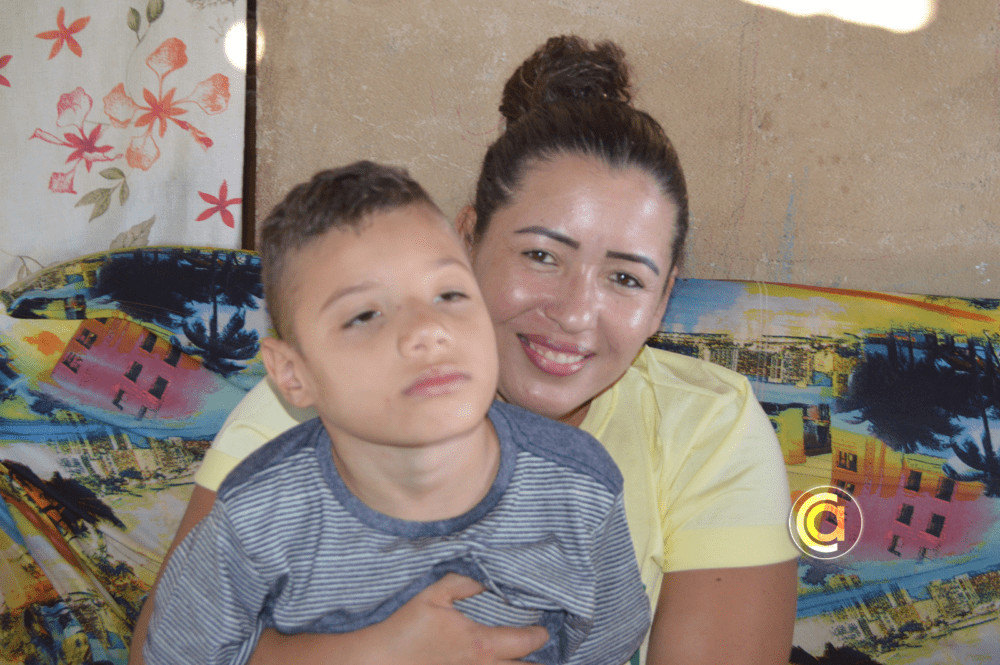 APDP/Santa Filomena | Família de garoto com paralisia cerebral recebe visita surpresa com doação importante 5 APDP Cadeira Henrique 2