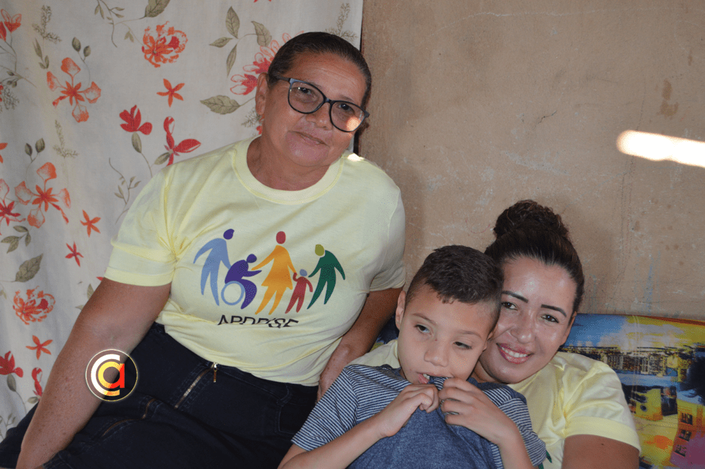 APDP/Santa Filomena | Família de garoto com paralisia cerebral recebe visita surpresa com doação importante 6 APDP Cadeira Henrique 3 1