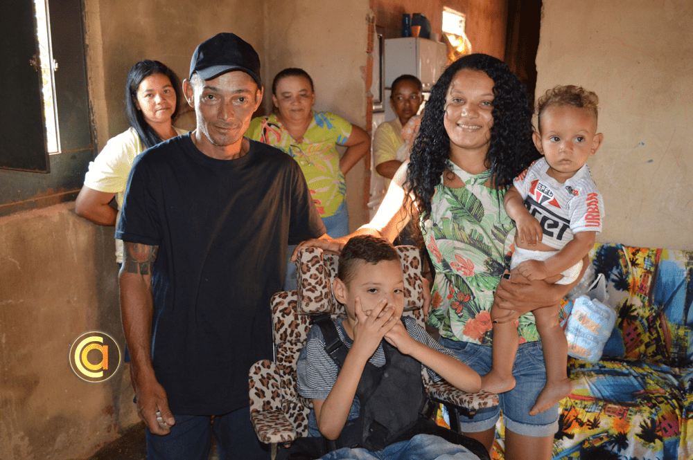 APDP/Santa Filomena | Família de garoto com paralisia cerebral recebe visita surpresa com doação importante 2 APDP Cadeira Henrique 5