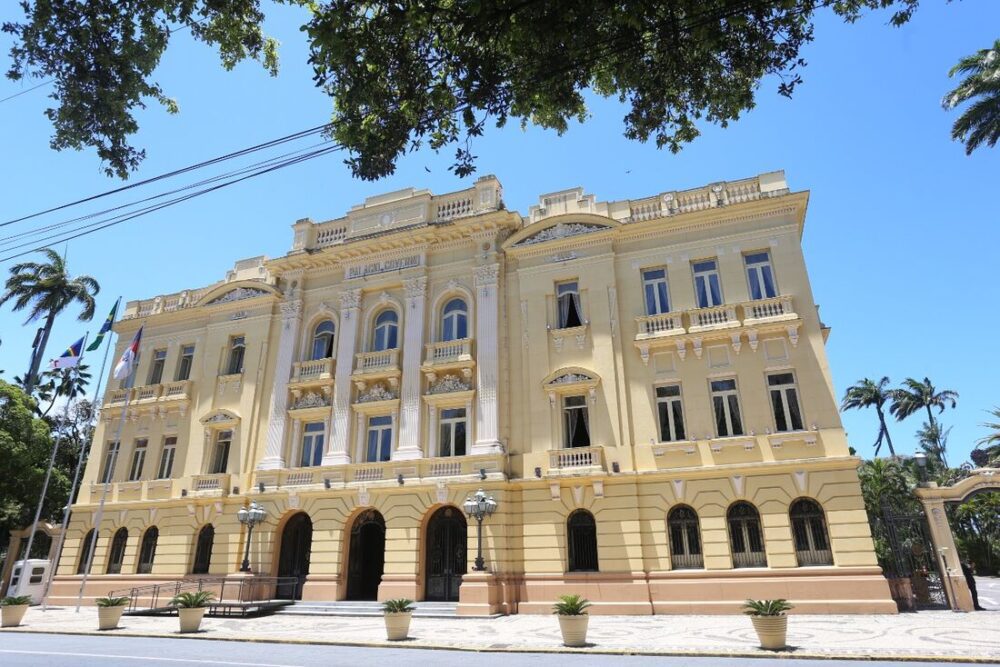 O ponto facultativo vale para servidores de repartições públicas e entidades da administração direta e indireta, com exceção daqueles serviços cujo funcionamento seja indispensável, a juízo do chefe do órgão. TJPE O Tribunal de Justiça de Pernambuco (TJPE) informou nesta terça-feira que vai atuar em esquema de plantão judiciário na quinta e sexta-feira (7 e 8), nas comarcas da Capital e do Interior.
