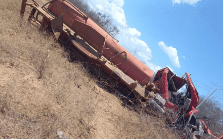 Araripina: Caminhão-pipa tomba na PE do distrito de Lagoa do Barro