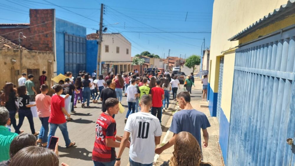 População e estudantes realizam 'Blitz pelo Fim da Violência Contra Mulheres e Meninas' em Santa Filomena (PE) 14 signal 2023 11 30 174746 017 scaled