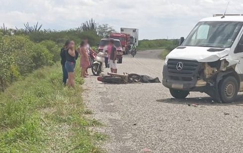 Acidente entre moto e caminhão deixa um morto na PE-635, em Dormentes (PE) 2 Imagem3
