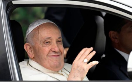Papa Francisco defende bênção a casais do mesmo sexo após série de críticas