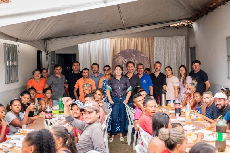 Prefeita Eliane Soares inicia o ano com tradicional café da manhã para os garis e suas famílias 2 prefeita Eliane com garis e familias 1 1