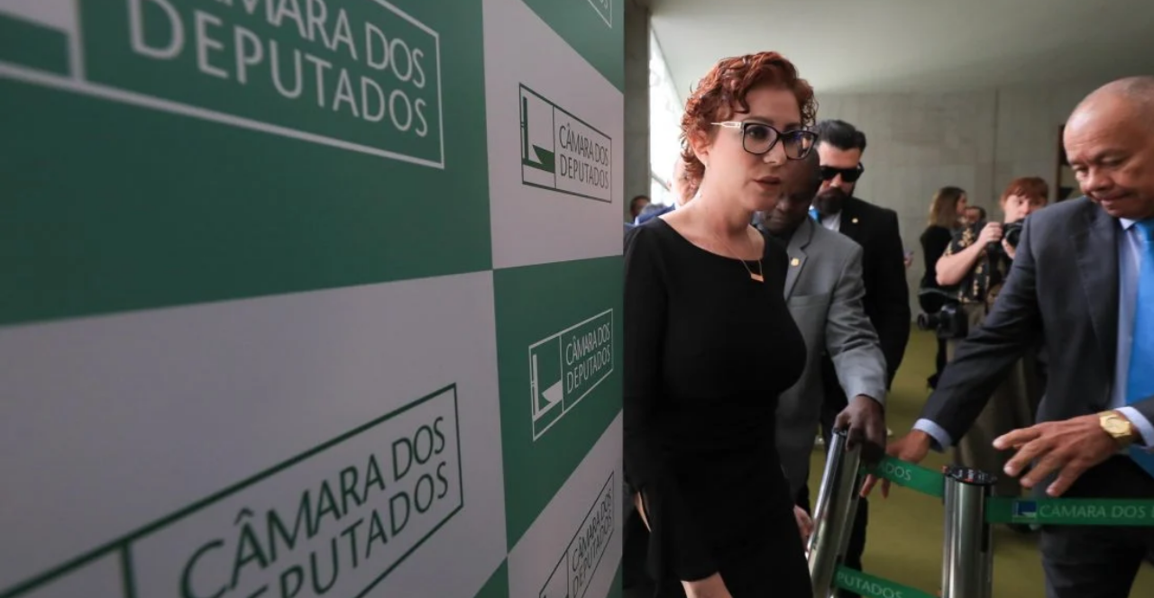 TSE multa Carla Zambelli por fake news contra Lula nas eleições 2022